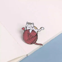Cargar imagen en el visor de la galería, Pin gatito y ovillo de Lana
